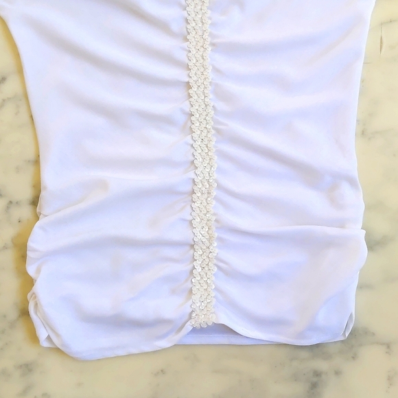 Long Short Sleeve Top with front sparkling design, elastic shoulders and sides. - Picture 6 of 7